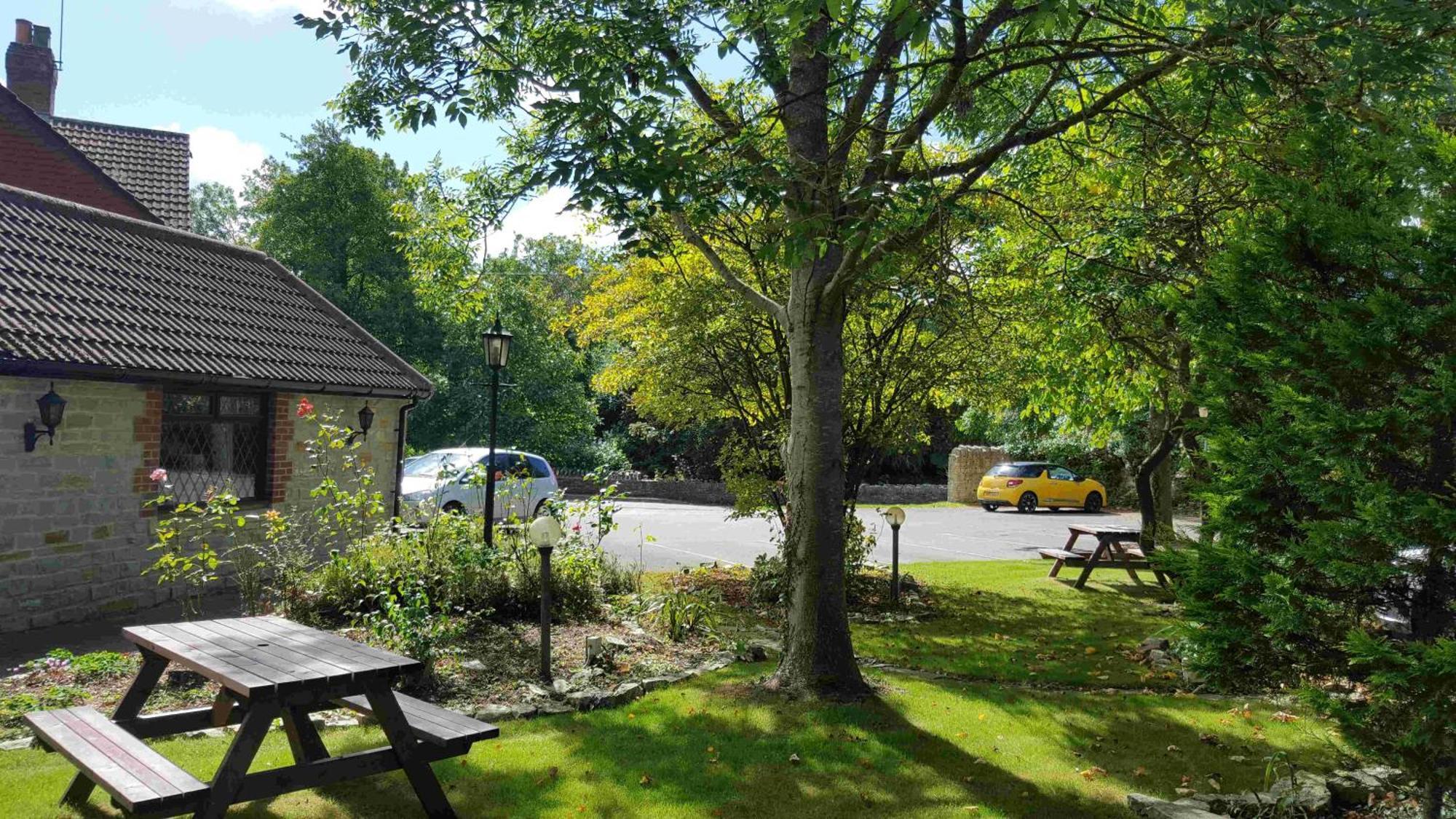 Oyo The Walnut Tree Hotell West Camel Eksteriør bilde